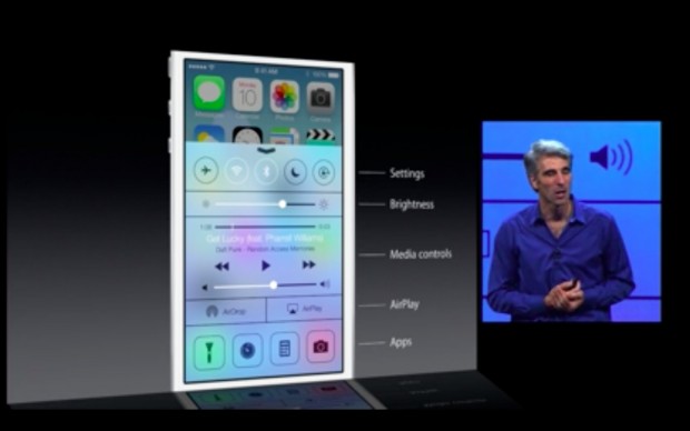 Ein Wisch von unten zeigt das neue Control Center. (Bild: Apple/Screenshot: Golem.de)